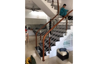 Cầu thang inox tay vịn gỗ MD18